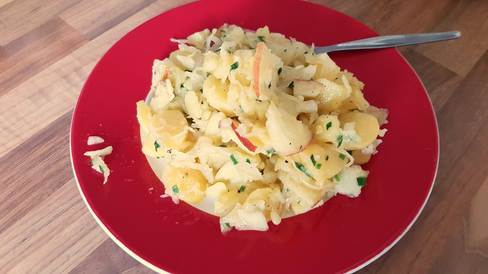 Badischer Kartoffelsalat mit Sauerkraut und Äpfeln